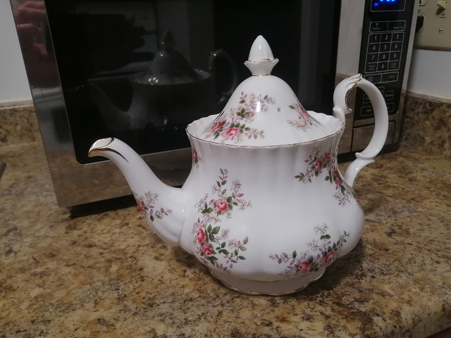 Royal Albert Bone China Teapot set for 8 in Kitchen & Dining Wares in Oshawa / Durham Region