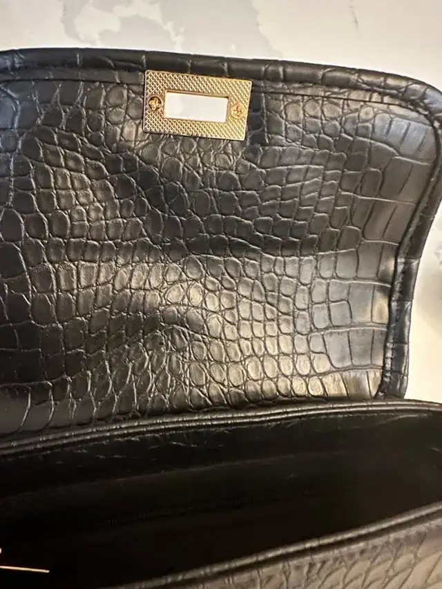 Black Faux Crocodile Shoulder Bag with Gold Chain Strap in Women's - Bags & Wallets in Barrie - Image 5