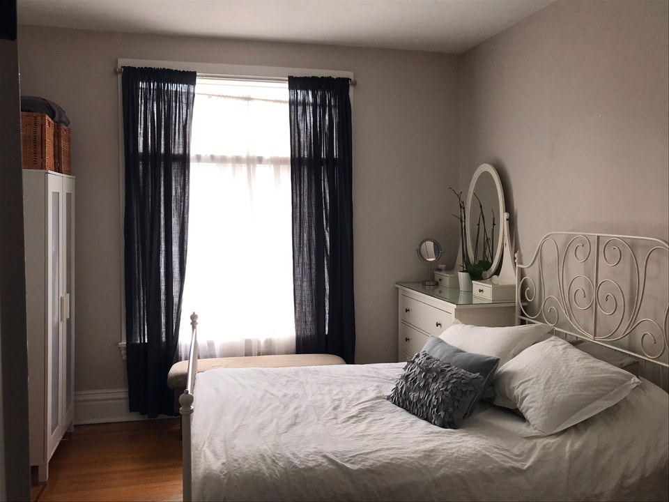 Large 2 level 1 bedroom plus den with shared outdoor space 4