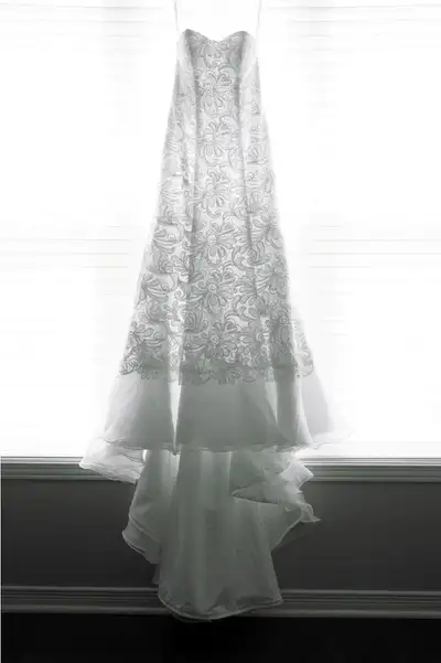 Gorgeous white lace wedding gown - Size 0P, View more