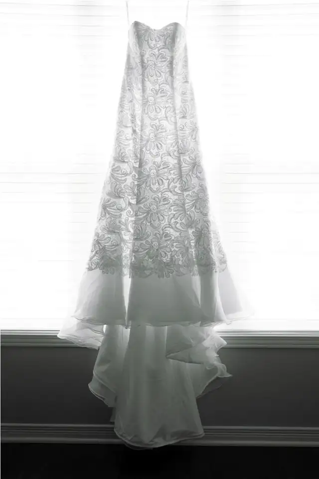 Gorgeous white lace wedding gown - Size 0P in Wedding in Ottawa - Image 2
