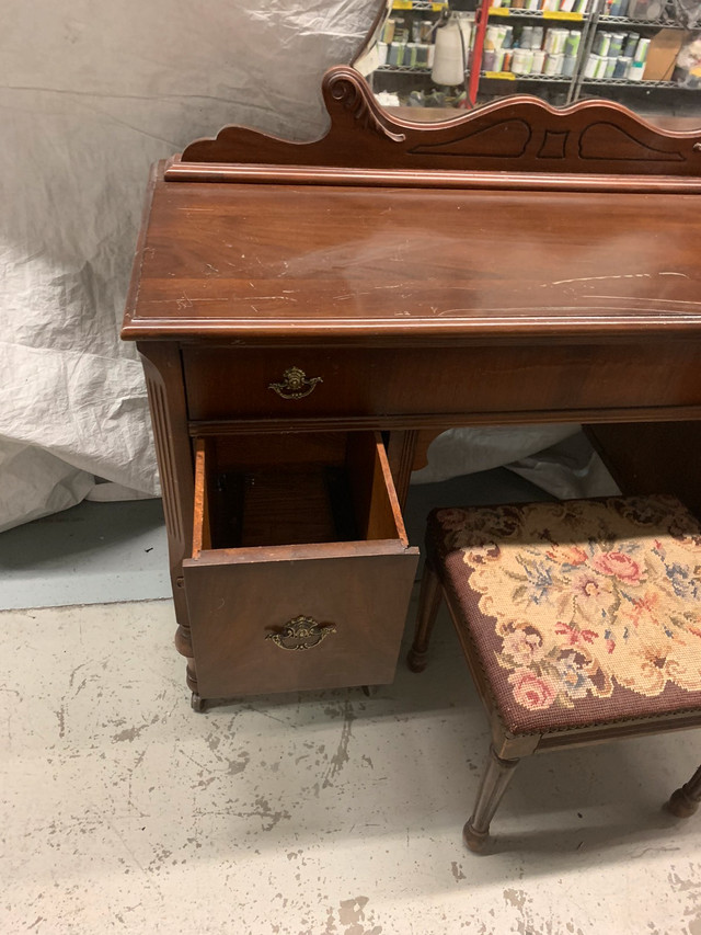 Antique makeup desk  in Desks in Oakville / Halton Region - Image 3