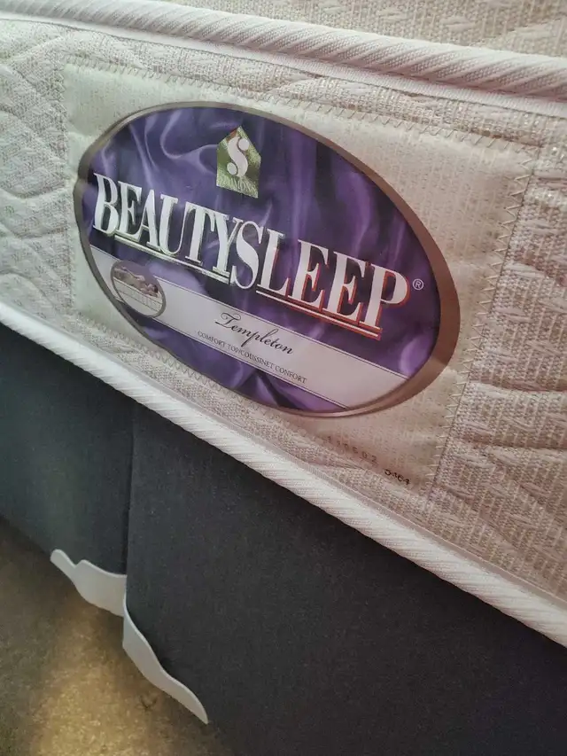 LIT QUEEN BED, SIMMONS  BOX , METAL FRAME in Beds & Mattresses in Longueuil / South Shore - Image 3