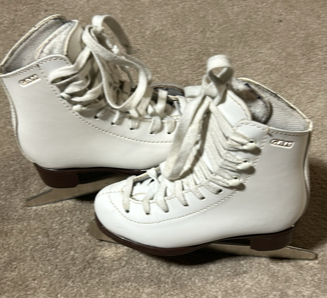 Figure Stakes - Size 11 Youth in Skates & Blades in Kapuskasing - Image 2