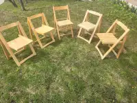 5 chaises pliantes en bois