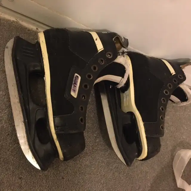 Boy youth size 12 Bauer hockey skates in Hockey in Ottawa - Image 3