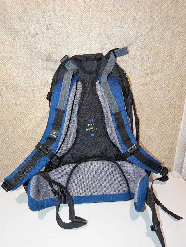 Deuter Kangakid Backpack/Child Carrier in Strollers, Carriers & Car Seats in Markham / York Region - Image 5