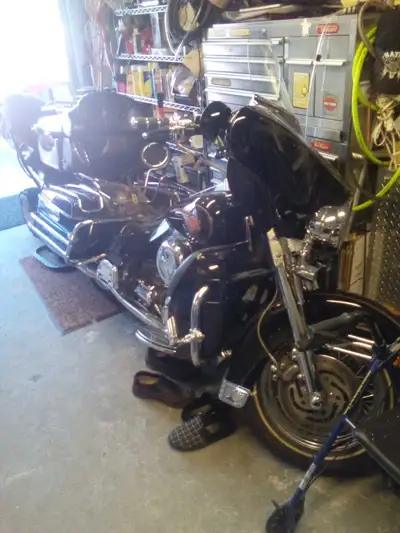 2000 ultra classic 140000 kms no safety cash Guelph Ontario text 5198072441 or trade for kobuta salm...