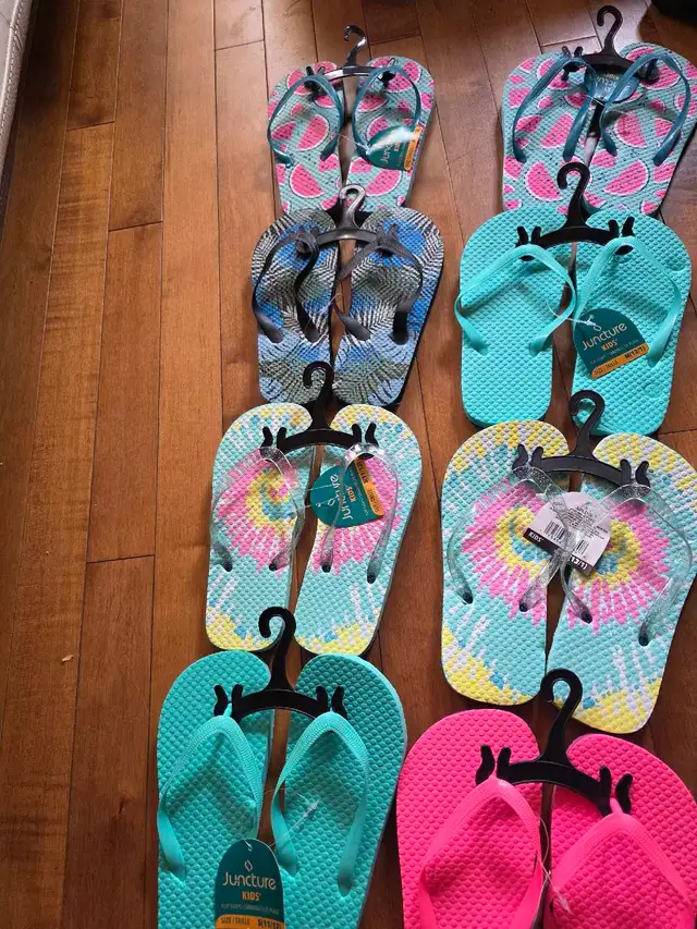sandals flip flops kids / women in Kids & Youth in Edmonton - Image 3