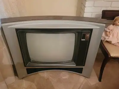 Vintage 1980 TV ultra modern . Working condition ,great piece to add to Rec Room or Bohemian Space....