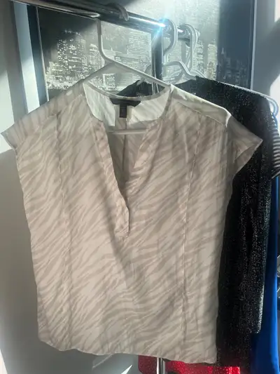 Women's sleeveless blouse. Zebra print. Size XS. V-neck. Polyester. Cash Pickup bridgeland