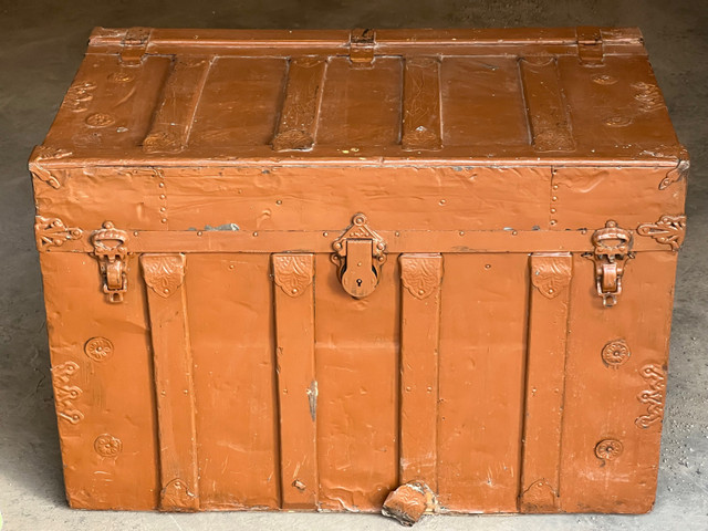 ANTIQUE TRUNK  in Arts & Collectibles in Calgary