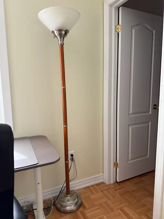 Wooden Torchiere Floor Lamp in Indoor Lighting & Fans in Markham / York Region - Image 2