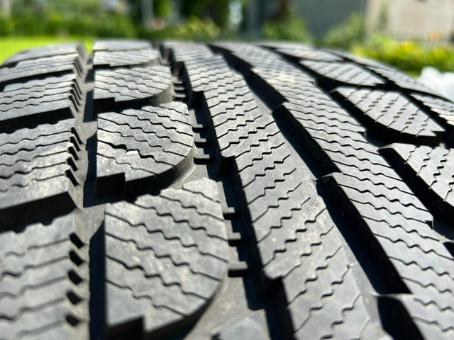 Winter tires 225/45R17 on Mercedes mags dans Pneus et jantes  à Laval/Rive Nord - Image 3