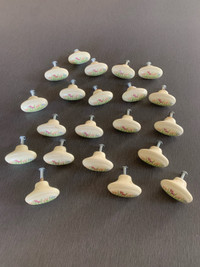  Lot de 21 poignées antiques de porcelaine avec leur vis 