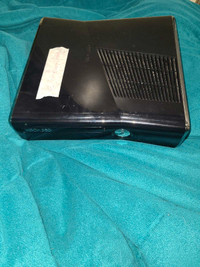 Xbox 360 slim. Disc tray broken. Works well. 