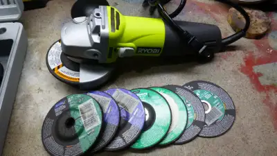 Like new angle grinder. Comes with extra discs. $25 Pickup in Walkerton Cash only No delivery