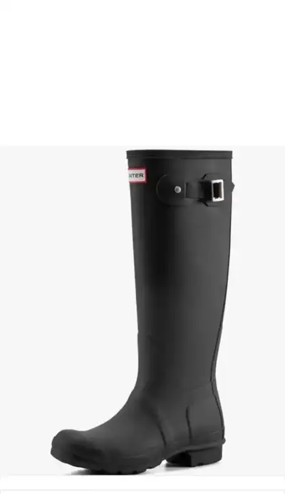 Offering in excellent condition gently used size 7 women’s Hunter boots. Selling for $40 firm. Serio...