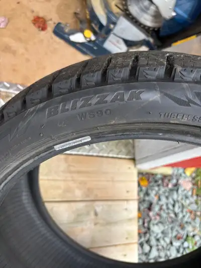 2 Bridgestone Blizzack winter tires 225/35/18 Excellent condition