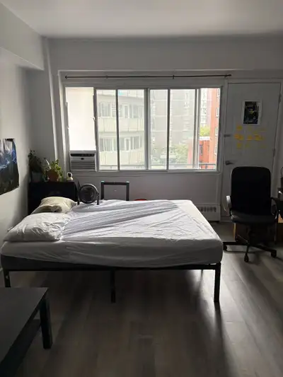 FR: À côté de l'UQAM, Provigo, Mcgill et Eaton Center. Transfert de bail ou sous-location, à partir...
