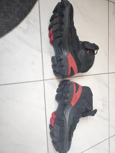 Ecco Men size 11 trail and winter Boots Mint condition