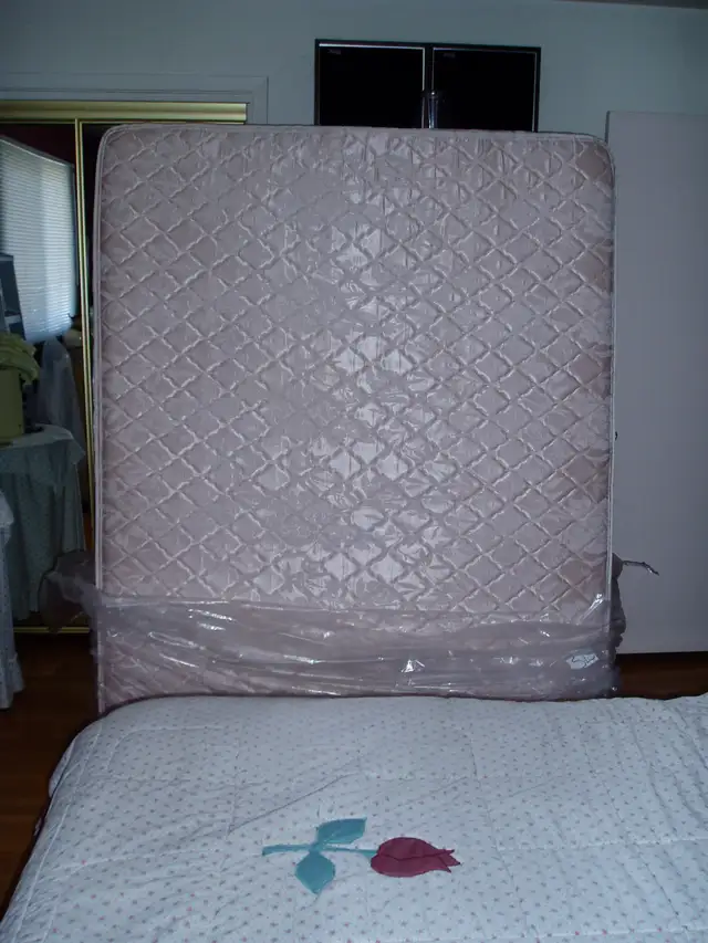 Matelas  de lit de véhicule récréatif in Beds & Mattresses in Longueuil / South Shore - Image 2