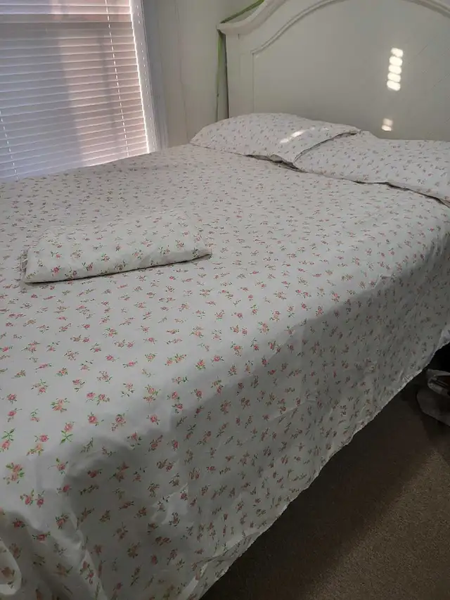 Queen size bedsheet and fitted sheet with 2 pillow cases in Bedding in Peterborough - Image 2