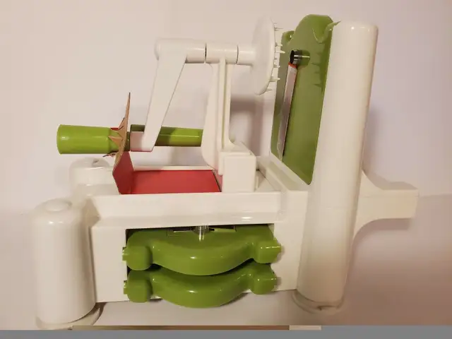 New Starfrit Spiralizer Spiral Slicer with 3 Stainless Steel Bla in Processors, Blenders & Juicers in Ottawa - Image 7