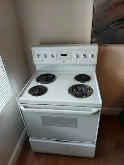 Cette cuisinière électrique Frigidaire d'occasion est équipée de quatre éléments chauffants à serpen...