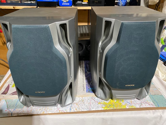 A collection of stereo equipment- Speakers and various equipment in Stereo Systems & Home Theatre in Markham / York Region - Image 9