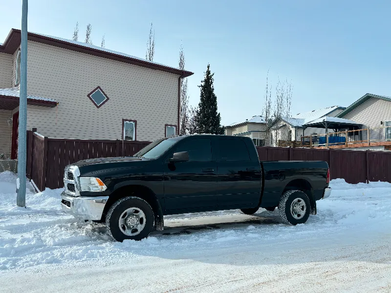 Low km 2013 Ram 2500 4x4 SLT truck well maintained
