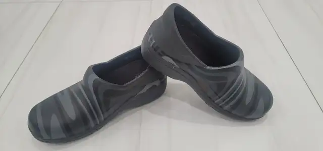 Crocs Dual Comfort Clogs Women's shoes Slip Resistant size 6