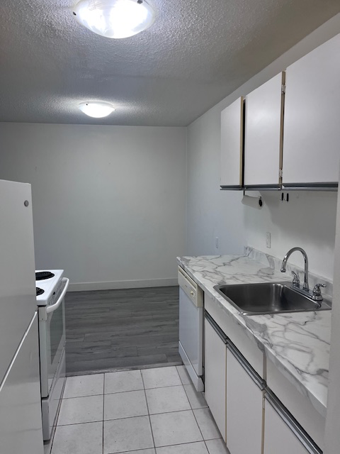 Mar1/1 Br / Large/ 750sf / Balcony / Includes Parking and Heat