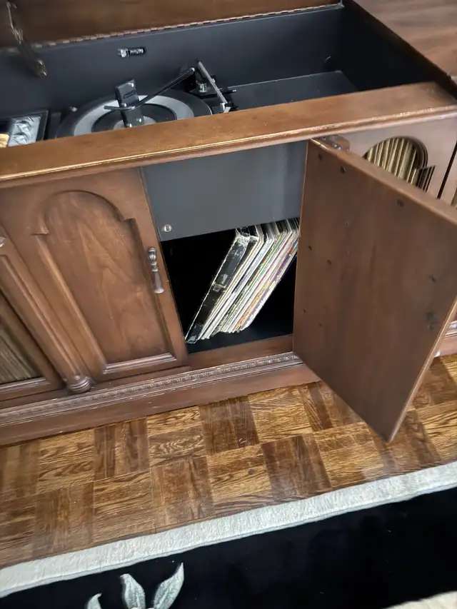 Vintage Stereo Console in General Electronics in Markham / York Region - Image 3