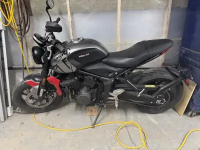 C'est en plein le temps de vous acheter une superbe moto Triumph Trident de 2023 elle est presque ne...