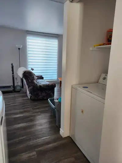 Large renovated 4 1/2 QUIET NEIGHBORHOOD