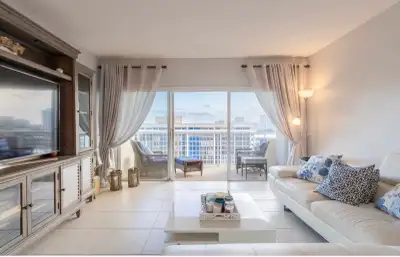 Découvrez un style de vie digne d’un complexe hôtelier dans ce magnifique condo d’une chambre avec u...