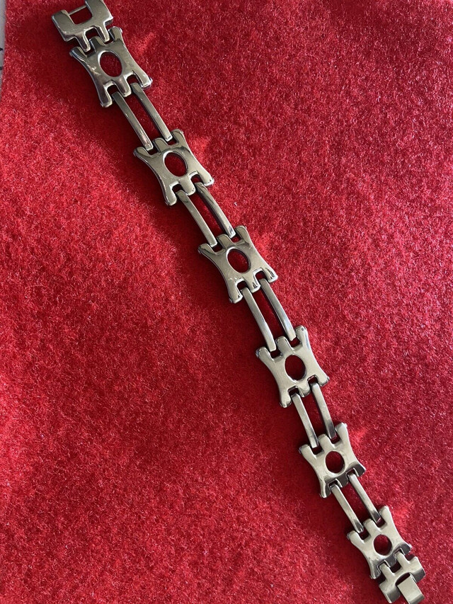 Bracelet en Stainless neuf  dans Bijoux et montres  à Saint-Jean-sur-Richelieu