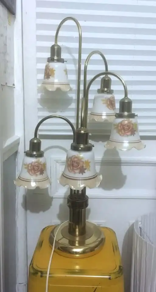 Mid Century Table Lamp with 5 Vintage Tulip lampshades - $200 in Indoor Lighting & Fans in City of Montréal - Image 2