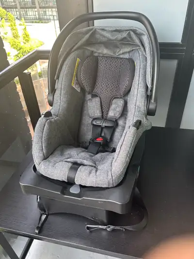 This is an Evenflo Litemax Sport car seat, perfect for safely transporting your little one! This car...