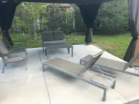 Set de patio avec deux chaises longue en composte