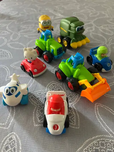 Lot de 7 petites voitures et 1 petit personnage pour jeune enfant. Voir photo, très propres.