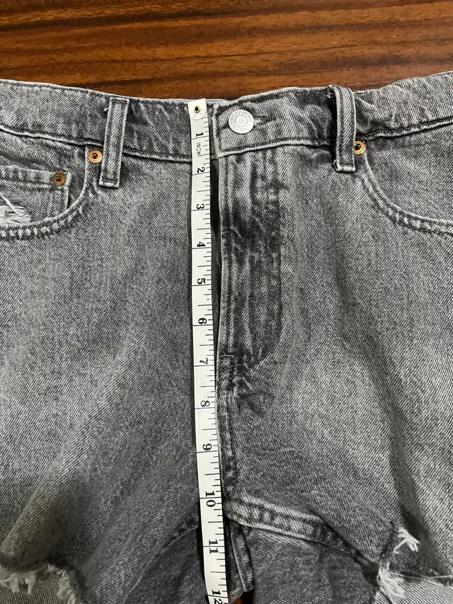 Gap women’s size 28 (6) denim shorts, grey distressed in Women's - Bottoms in Oshawa / Durham Region - Image 8