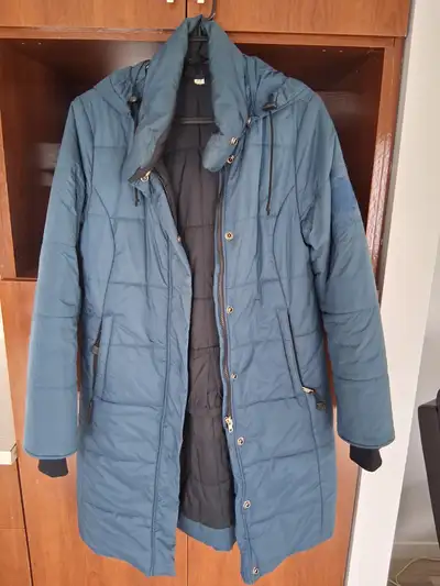 Manteau d'hiver Kanuk pour Femme, grandeur small, en parfait condition. C'est disponible.
