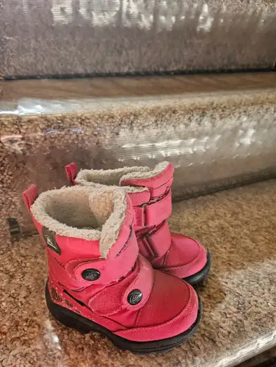 Chaussures pour petite fille - pointure entre 6 et 8, View more