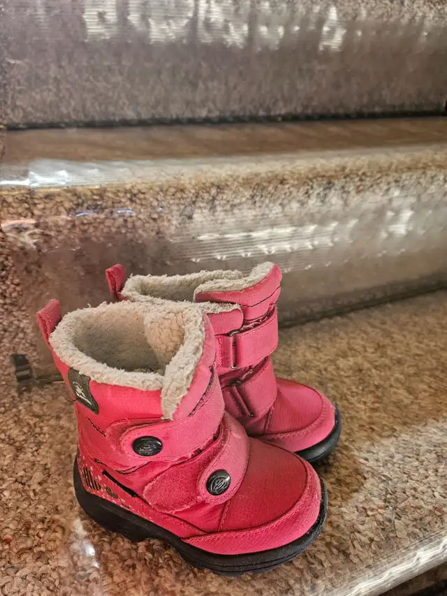 Chaussures pour petite fille - pointure entre 6 et 8 in Kids & Youth in Longueuil / South Shore - Image 2