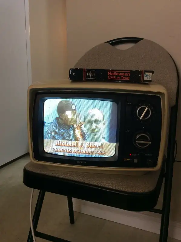 Vintage 1977 Searscolor Color TV - Working condition in Arts & Collectibles in London - Image 11