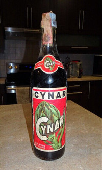 Bouteille de liqueur d'artichaud Cynar des années 50.