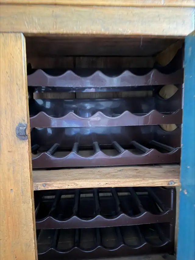 Vaisselier Antique en bois / Rustic Wood Cabinet in Hutches & Display Cabinets in City of Montréal - Image 9