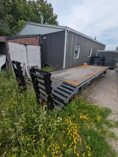 24ft by 8ft 3 axle, float trailer gooseneck Includes two portable ramps, attach to the bottom